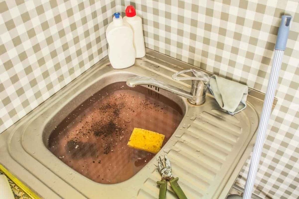 Weder Essig noch v. Gießen Sie ein halbes Glas davon hinein, und der Abfluss reinigt sich von selbst.